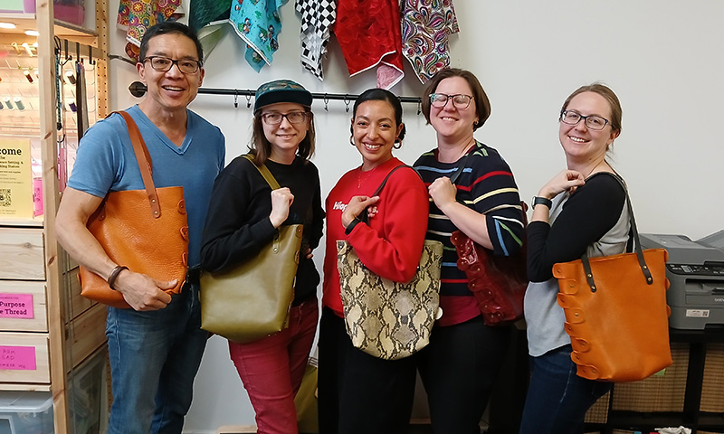5 People modeling no sew bags.